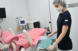 外来の準備もしくは採卵の準備に分かれて作業1