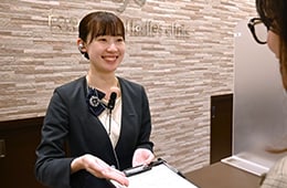 受付カウンターで患者様の来院受付