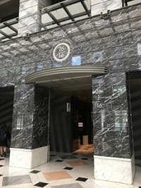 アイランドタワーに入ると、エレベーターホールが複数見えます。<br>右から二番目のエレベーターホールに進み、12階までお越し下さい。