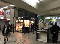 JR新宿駅西口改札を出て直進すると50m程でJRの窓口の奥にGODIVAのショップが見えます。