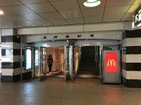 通路の突き当たりに“スバルビル”の入口があります。<br>入口手前で右に曲がります。