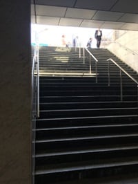 左側にさらに階段があるので、<br>そのまま上がり、地上に出てください。