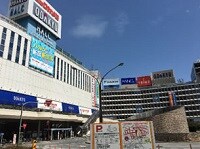 地上に出ると、目の前に小田急百貨店が見えます。