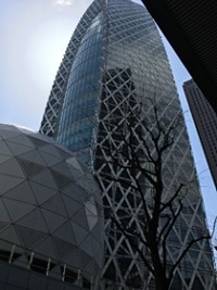 この時、左手側に東京モード学園のコクーンタワーが見えます。
