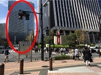 直進すると、地図の看板があるので右側にある横断歩道を渡ります。