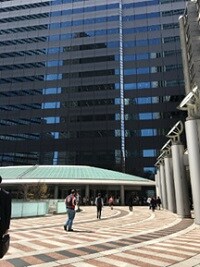 横断歩道の先にあるLOVEモニュメントを通り過ぎて直進します。