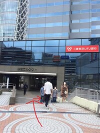 “新宿エルタワー”の入り口見えます。ここで右手に曲がります。