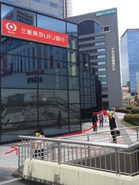 道なりに沿って進んで頂くと…