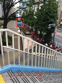 歩道橋から左斜め下に“ファミリーマート”が見えますので階段を下って頂きます。<br><br>ファミリーマートを左手に見て頂くと隣にエクセルシオールカフェ、伊予銀行がございます。<br>道なり直進して頂くと…