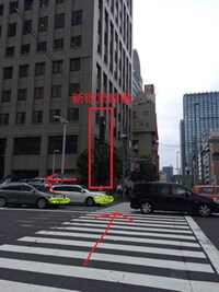 大きな交差点に突き当たります。道路はさんで向かい側に新宿警察署が見えます。警察署側に渡ってすぐ左折し直進