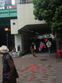 駅を背に右に直進します。<br>新宿大ガード(高架下)をくぐってお進みください。
