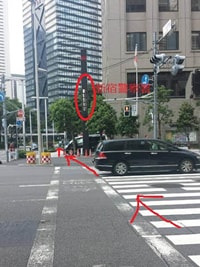 警察署を右手にみながら直進します。